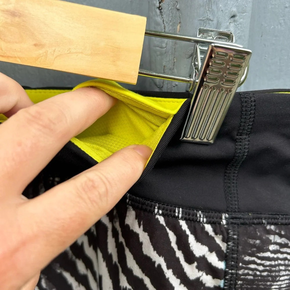 Lululemon 2016 Seawheeze Tracker Short, size 6
Secret Society  Tofino Teal - Picture 12 of 15